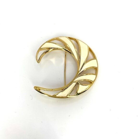 Vintage Monet Brooch With Crescent Design In White Enamel & Gold Tone 2.0" - Picture 4 of 8
